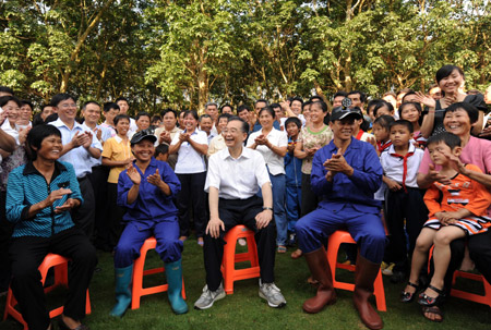 Chinese Premier Wen Jiabao (Front, C) talks with workers on a farm in Chengmai county, south China's Hainan Province, on April 19, 2009. Wen was on an inspection tour on the island province from April 18 to 19.