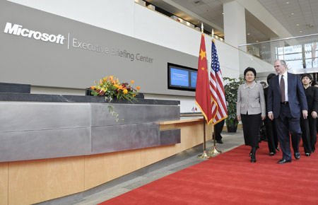 Chinese State Councilor Liu Yandong (L front) visits Microsoft Corp. at the company of Microsoft chief research and strategy officer Craig Mundie (R front) in Seattle, on April 19, 2009. 