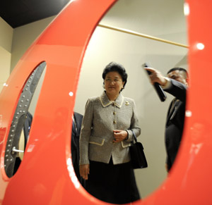 Chinese State Councilor Liu Yandong (L) views the materials for Boeing's 787 Dreamliner jet in Seattle, on April 19, 2009.