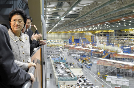 Chinese State Councilor Liu Yandong (L) visits Boeing's assembly lines in Seattle, on April 19, 2009.