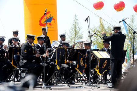 Members of Indian navy's military band attend a performance in Qingdao, east China's Shandong Province, on April 21, 2009.