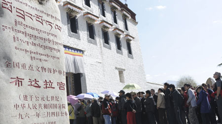 Tourists line for visiting the Potala Palace in Lhasa, southwest China's Tibet Autonomous Region, on April 21, 2009. Tibet expects to receive three million domestic and foreign tourists in 2009, according to the regional tourism administration.