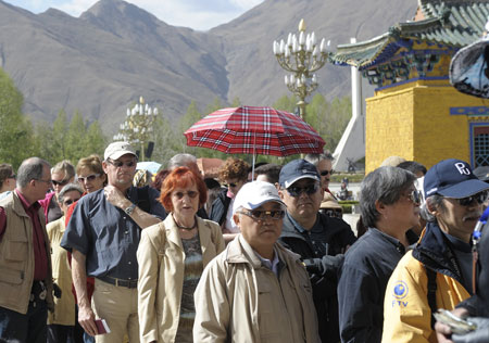 Tourists line for visiting the Potala Palace in Lhasa, southwest China's Tibet Autonomous Region, on April 21, 2009.