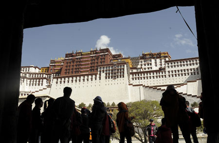 Tourists visit the Potala Palace in Lhasa, southwest China's Tibet Autonomous Region, on April 21, 2009. 
