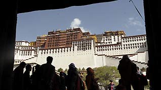 Tourists visit the Potala Palace in Lhasa, southwest China's Tibet Autonomous Region, on April 21, 2009.