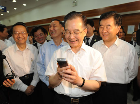 Chinese Premier Wen Jiabao (front), also a member of the Standing Committee of the Political Bureau of the Communist Party of China (CPC) Central Committee, talks on a videophone during his inspection in the Zhongxing Communications Co., Ltd. of Shenzhen, south China's Guangdong Province, on April 19, 2009. Premier Wen Jiabao paid an inspection tour of Guangdong Province from April 19 to April 21. 