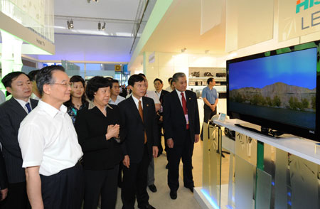 Chinese Premier Wen Jiabao (front L), also a member of the Standing Committee of the Political Bureau of the Communist Party of China (CPC) Central Committee, visits the 105th China Import and Export Fair in Guangzhou, capital of south China's Guangdong Province, on April 20, 2009.
