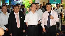 Chinese Premier Wen Jiabao (2nd R, front), also a member of the Standing Committee of the Political Bureau of the Communist Party of China (CPC) Central Committee, laughs as he watches an animation in Shenzhen Huaqiang Holdings Ltd., south China's Guangdong Province, on April 19, 2009.