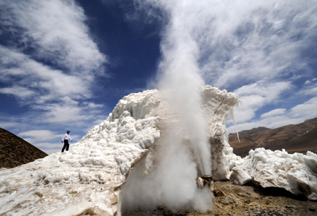 A spewing geothermal fountain at the foot of Mt. Nyainqentanglha, 150 km from Lhasa, capital of southwest China's Tibet, has been frozen throughout winter, forming a marvellous view of geothermal seracs.