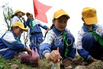 Children wearing green scarves clear up litter on April 20 from a river bank in Hanshan County, central Anhui Province. The purpose of this activity by the 'Green Scarf Group,' of 100 or more students from the local Huanfeng No. 2 Primary School, in addition to beautifying their environment, was to raise environmental protection awareness. The 'Green Generation' is the global theme of this year's 40th World Earth Day on April 22. 