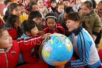Children draw pictures of their image of an ideal earth on April 20 during a World Earth Day-themed activity at a kindergarten in Kaifeng, Henan Province.