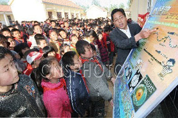 Professionals gave lectures to schoolchildren on earthquake survival skills and held evacuation drills on April 20 at schools in Ganyu County, eastern Jiangsu Province. 