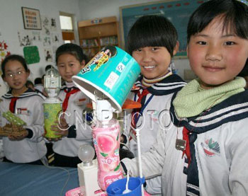 Pupils display the sculptures they have made from cartons, tins and other waste materials on Monday at an activity promoting the World Earth Day at the No. 1 Primary School of Boxing County, Shandong Province.