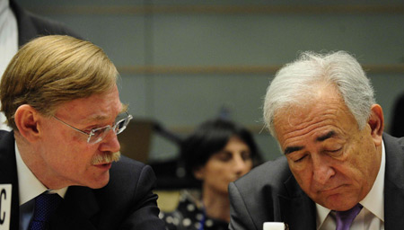 World Bank (WB) President Robert Zoellick (L) and International Monetary Fund (IMF) Managing Director Dominique Strauss-Kahn attend the semi-annual session of the Joint Development Committee of the World Bank and the International Monetary Fund, in Washington, the US, on April 26, 2009. The session was convened as the spring session of the two institutions entered its second day. 