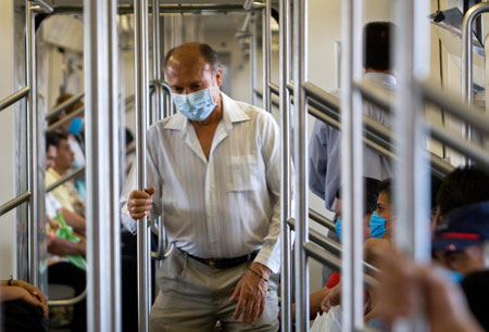 Subway passengers wear masks to prevent swine flu in Mexico city, capital of Mexico, on April 26, 2009. Five people have died of swine flu in the last 24 hours in Mexico City, bringing the total of those killed to 15 in the capital, Mexico City&apos;s mayor, Marcelo Ebrard, told media on Sunday.