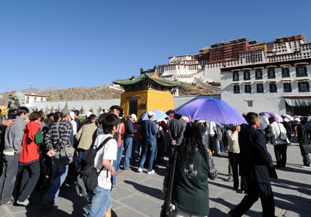 Tourists arrive to visit the Potala Palace in Lhasa, capital of southwest China's Tibet Autonomous Region, on April 26, 2009. Tibet received almost 140,000 tourists in the first quarter of 2009, 6.9 percent more than the same period of last year. 