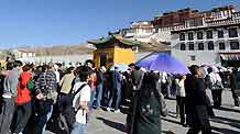 Tourists arrive to visit the Potala Palace in Lhasa, capital of southwest China's Tibet Autonomous Region, on April 26, 2009. Tibet received almost 140,000 tourists in the first quarter of 2009, 6.9 percent more than the same period of last year.