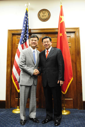 US Commerce Secretary Gary Locke (L) meets with visiting Chinese Commerce Minister Chen Deming at the US Commerce Department in Washington, the United States, on April 27, 2009.