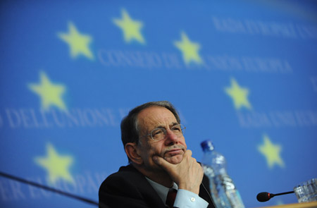 EU foreign and securtiy policy chief Javier Solana poses during the press conference after the first day meeting of EU foreign ministers in Luxembourg, on April 27, 2009. EU announced Monday to hold an emergency health ministers meeting on Thursday to evaluate the threat from swine flu and to coordinate EU's response to the outbreak.