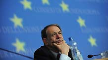 EU foreign and securtiy policy chief Javier Solana poses during the press conference after the first day meeting of EU foreign ministers in Luxembourg, on April 27, 2009. EU announced Monday to hold an emergency health ministers meeting on Thursday to evaluate the threat from swine flu and to coordinate EU's response to the outbreak.