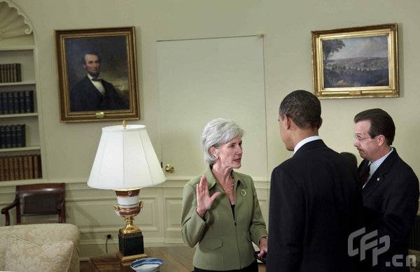 Kansas Governor Kathleen Sebelius (L) is sworn in by White House executive clerk Tim Sanders (C) as President Barack Obama (R) watches in the Oval Office of the White House after her confirmation hearing earlier today. Kathleen Sebelius (L) is sworn in by Tim Sanders (C) as Barack Obama (R) watches in the Oval Office. 