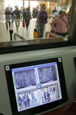 The body temperatures of passengers are displayed on a mointor screen on their arrival at the Gongbei Customs near Zhuhai city in south China&apos;s Guangdong Province on April 28, 2009. 