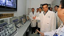 Chinese Vice Premier Li Keqiang (C) visits a laboratory of the Chinese Center for Disease Control and Prevention in Beijing, capital of China, on April 29, 2009. Li visited the Chinese Center for Disease Control and Prevention and Capital International Airport in Beijing to inspect the operations of swine flu prevention on April 29.