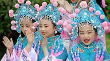 Pupils wearing Beijing Opera costumes applaud for their classmates' performance in Nanjing, east China's Jiangsu Province, on April 30, 2009. Local pupils gave performances here on Thursday celebrating the Labor Day.