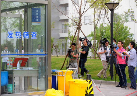 Journalists work outside Beijing Ditan Hospital in Beijing, capital of China, on May 2, 2009. Beijing Ditan Hospital has been designated to treat influenza A/H1N1 by Beijing Health Bureau since April 28. 