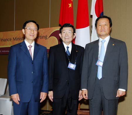 Chinese Finance Minister Xie Xuren (L) poses for a group photo with his Japanese counterpart Kaoru Yosano (C) and his South Korean counterpart Yoon Jeung-hyun before their meeting in Bali, Indonesia, on May 3, 2009.