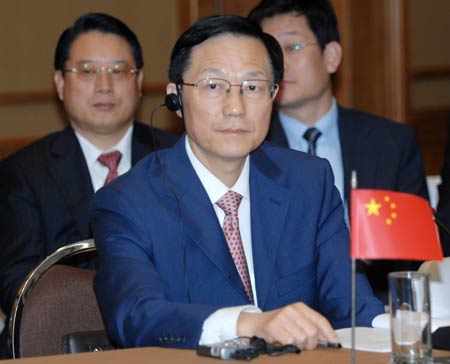 Chinese Finance Minister Xie Xuren (Front) attends a meeting with his Japanese counterpart Kaoru Yosano and his South Korean counterpart Yoon Jeung-hyun in Bali, Indonesia, on May 3, 2009. 