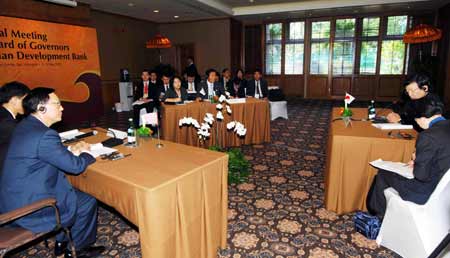 Chinese Finance Minister Xie Xuren (the Left Desk) attends a meeting with his Japanese counterpart Kaoru Yosano (the Right Desk) and his South Korean counterpart Yoon Jeung-hyun (the Back Desk) in Bali, Indonesia, on May 3, 2009. 