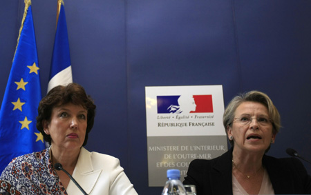 French Interior Minister Michele Alliot-Marie (R) and French Health minister Roselyne Bachelot-Narquin attend a joint press conference in Paris, France, May 2, 2009. The press conference was held to announce the new measures France adopted to deal with the influenza A/H1N1 flu virus. France has confirmed two A/H1N1 flu infections.(Xinhua/Zhang Yuwei)