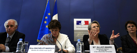 French General Health Director Didier Houssin, French Health Minister Roselyne Bachelot-Narquin, French Interior Minister Michele Alliot-Marie and Director-General of the French Sanitary Surveillance Institute Francoise Weber (From L to R) attend a joint press conference in Paris, France, May 2, 2009. The press conference was held to announce the new measures France adopted to deal with the influenza A/H1N1 flu virus. France has confirmed two A/H1N1 flu infections. (Xinhua/Zhang Yuwei)