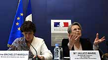 French Health Minister Roselyne Bachelot-Narquin (L) and French Interior Minister Michele Alliot-Marie (R) attend a joint press conference in Paris, France, on May 2, 2009. The press conference was held to announce the new measures France adopted to deal with the influenza A/H1N1 flu virus. France has confirmed two A/H1N1 flu infections. [Xinhua]