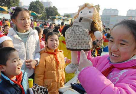 Pupils sell goods at a campus charity bazaar held at a primary school in Wuxi, east China's Jiangsu Province, on December 31, 2008. The money raised from the charity bazaar will be donated to the pupils in the earthquake-hit area in Sichuan Province and children of migrant workers.