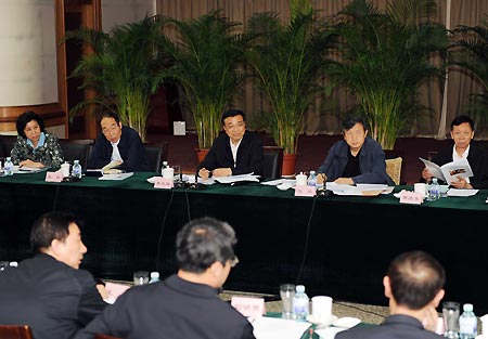 Chinese Vice Premier Li Keqiang (C) attends a symposium together with experts on prevention and control of A/H1N1 Flu at the Ministry of Health in Beijing, on May 4, 2009. 