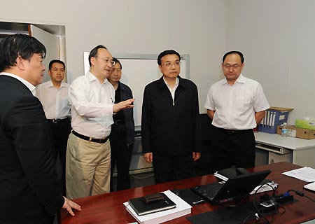 Chinese Vice Premier Li Keqiang (2nd R) arrives to attend a symposium together with experts on prevention and control of A/H1N1 Flu at the Ministry of Health in Beijing, on May 4, 2009. 