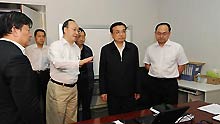 Chinese Vice Premier Li Keqiang (2nd R) arrives to attend a symposium together with experts on prevention and control of A/H1N1 Flu at the Ministry of Health in Beijing, on May 4, 2009.