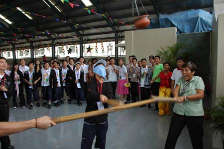 Students from China's quake-hit Sichuan Province play with Philippine students and teachers at the Raja Suliman Science And Technology High School in Manila, the Philippines, on January 15, 2009. Invited by Philippine President Gloria Macapagal-Arroyo, a group of 100 children who survived a devastating earthquake in China last May arrived in the Philippines on Sunday for a week-long trip.