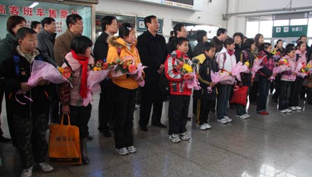 Children from quake-affected Sichuan Province are warmly greeted at the railway station in Cangzhou, north China's Hebei Province, on January 22, 2009. Children from ten poor families of Pingwu county, Mianyang city, southwest China's Sichuan Province were invited by volunteer charity families in Cangzhou to spend the Chinese Lunar New Year, which falls on January 26 this year.