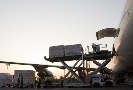 A cargo plane of China Southern Airlines ferrying the second load of China-donated relief supplies to help Mexico battle an outbreak of Influenza A/H1N1 landed at a Mexico City airport, May 4, 2009. The humanitarian aid, including masks, latex gloves, disinfectant and infrared thermometers.(Xinhua/David de la paz)