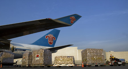 A cargo plane of China Southern Airlines ferrying the second load of China-donated relief supplies to help Mexico battle an outbreak of Influenza A/H1N1 landed at a Mexico City airport, May 4, 2009.(Xinhua/David de la paz)