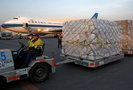 A cargo plane of China Southern Airlines ferrying the second load of China-donated relief supplies to help Mexico battle an outbreak of Influenza A/H1N1 landed at a Mexico City airport, May 4, 2009. (Xinhua/David de la paz)