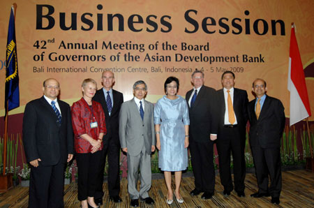 Haruhiko Kuroda (L4), president of the Asian Development Bank (ADB), Indonesian Finance Minister Sri Mulyani Indrawati (L5) and delegates pose for a group photo in Bali, Indonesia, on May 5, 2009. The 42nd ADB Annual Meeting of the Board of Governors concluded on Tuesday.