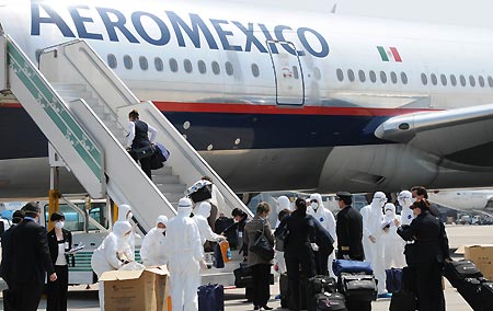 Mexicans board a chartered plane in Shanghai, east China, on May 5, 2009. A Mexican chartered plane carried 43 quarantined Mexicans and 34 others back to Mexico Tuesday. Those on the plane included 43 crew members and passengers on board the AM098 and 34 others who worked and lived in China but were not under quarantine. 