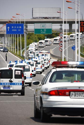 Ambulances carrying Mexican nationals head for the Pudong international airport in Shanghai, east China, on May 5, 2009. A Mexican chartered plane carried 43 quarantined Mexicans and 34 others back to Mexico Tuesday. Those on the plane included 43 crew members and passengers on board the AM098 and 34 others who worked and lived in China but were not under quarantine.