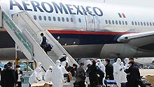 Mexicans board a chartered plane in Shanghai, east China, on May 5, 2009. A Mexican chartered plane carried 43 quarantined Mexicans and 34 others back to Mexico Tuesday. Those on the plane included 43 crew members and passengers on board the AM098 and 34 others who worked and lived in China but were not under quarantine.