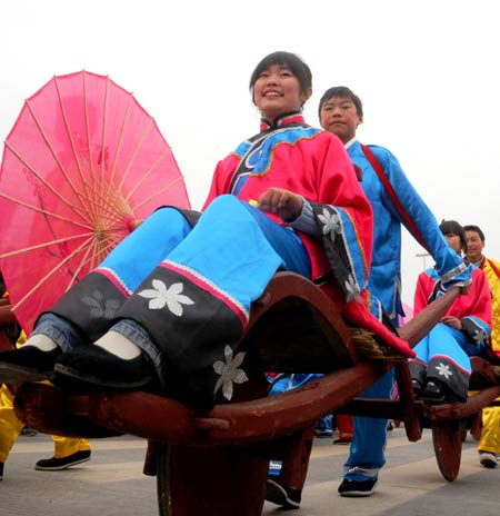 Performers in traditional Chinese dress play during the 2009 Lunar New Year Paintings Festival held in Mianzhu, one of the worst-hit towns during the May 12 quake in southwest China's Sichuan Province, on January 15, 2009. [Xinhua]