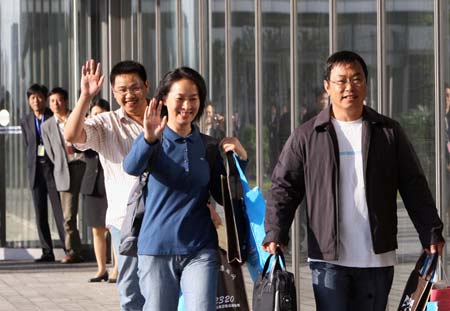 Several Chinese passengers from the Mexico City-Shanghai flight AM098, where a Mexican man was confirmed to be infected with influenza A/H1N1, walk out of the hotel as the quarantine ends in Shanghai, east China, May 7, 2009. Chinese health authorities on Thursday started lifting a seven-day quarantine on passengers who took the same flight with the Mexican man.